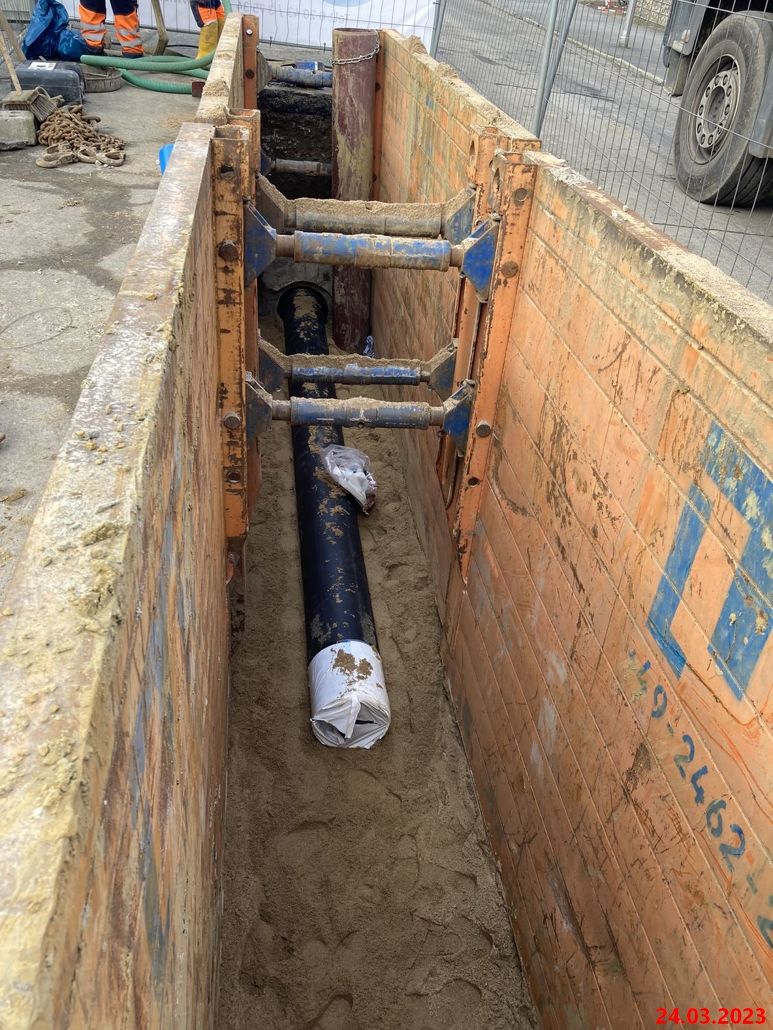 Meerstraße Baugrube mit neuem Kanalrohr