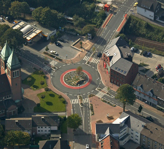 Das Bild zeigt den Kreisverkehr an der Beethovenstraße Das Bild zeigt den Kreisverkehr an der Beethovenstraße