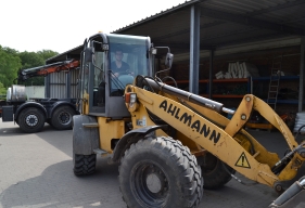 Gärtner in einem Radlader
