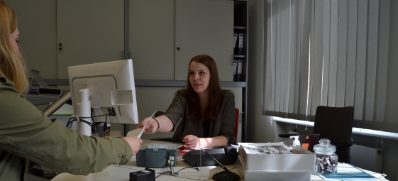 Stadtsekretärin reicht ein Dokument