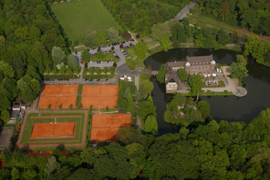 Das Bild zeigt die Tennisanlage rund um das Schloss Wittringen