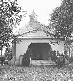 Bild eines alten Friedhofsgebäudes (Schwarz-weiß)