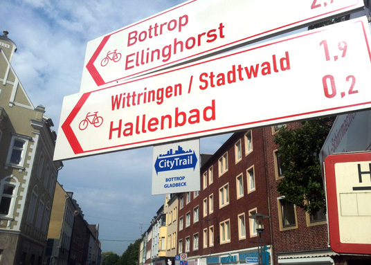 Das Bild zeigt die Radwegweisung Das Bild zeigt die Radwegweisung